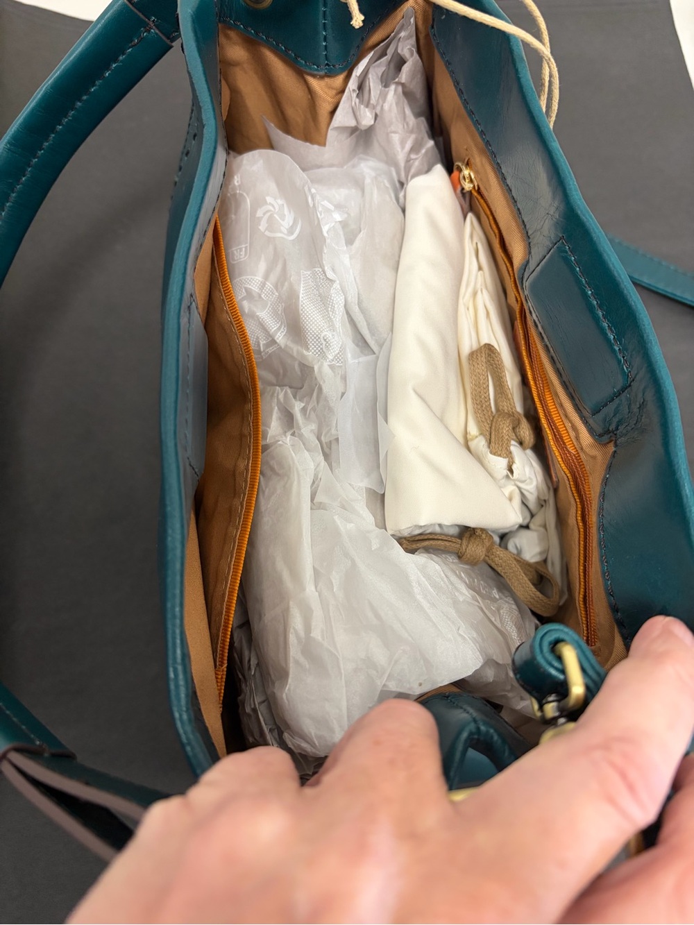 Hobo Leather Seneca Shoulder Crossbody - Picture 4 of 4